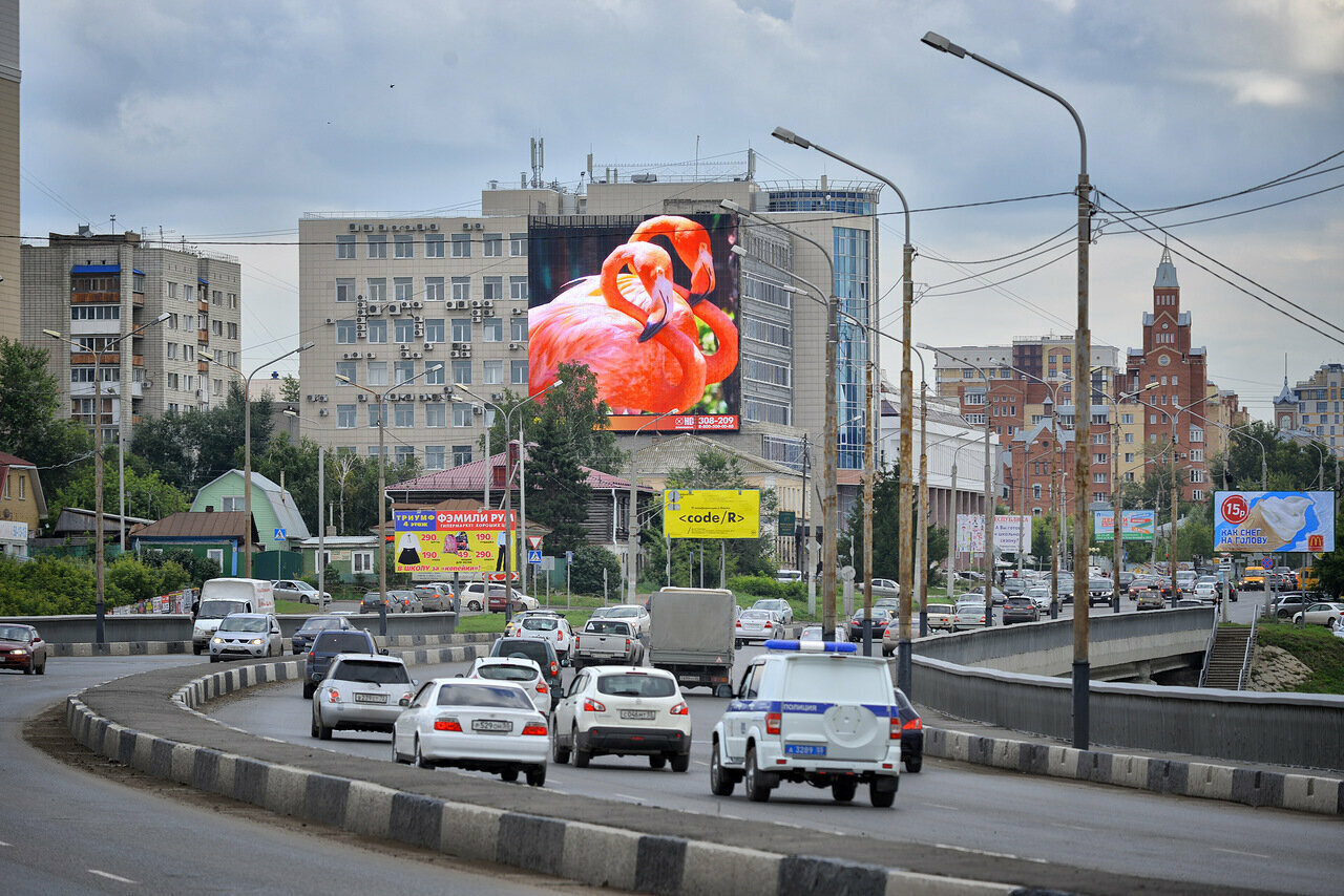 Реклама на медиафасаде в Омске, улица Маршала Жукова 21/1